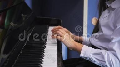 小女孩在学校<strong>课堂</strong>上弹钢琴。 女学生上<strong>音乐</strong>课